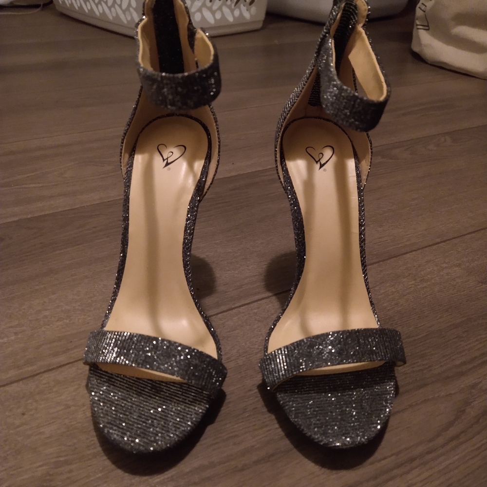 Shoes - Picture 4 of 8